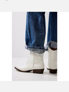 Coconuts by Matisse Derrinher White Western Ankle Booties Size 8